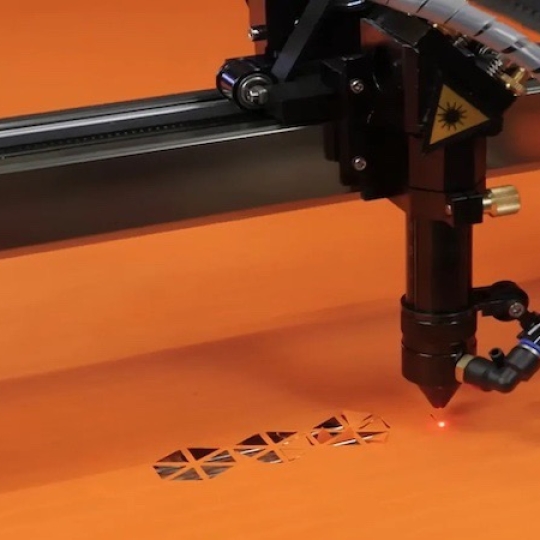 Máy cắt khắc laser 